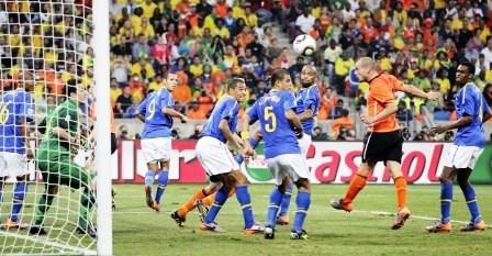 هدف الفوز الهولندي في مرمى البرازيل